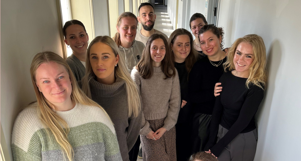 En gruppe mennesker på en gang