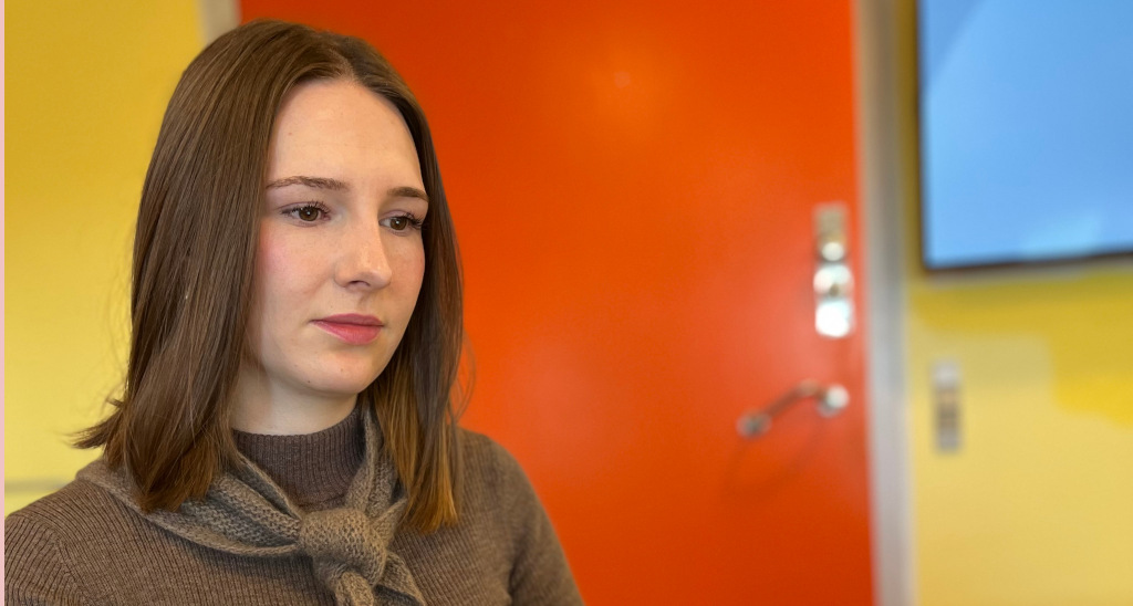Kvinde fra siden skriver på computer