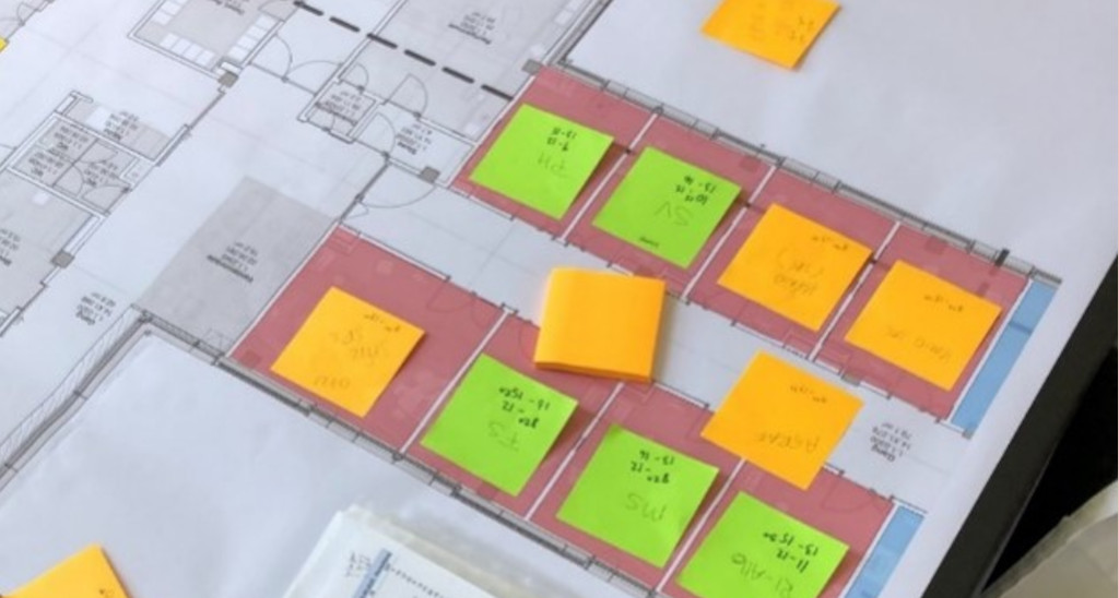 post its på en tegning af en bygning