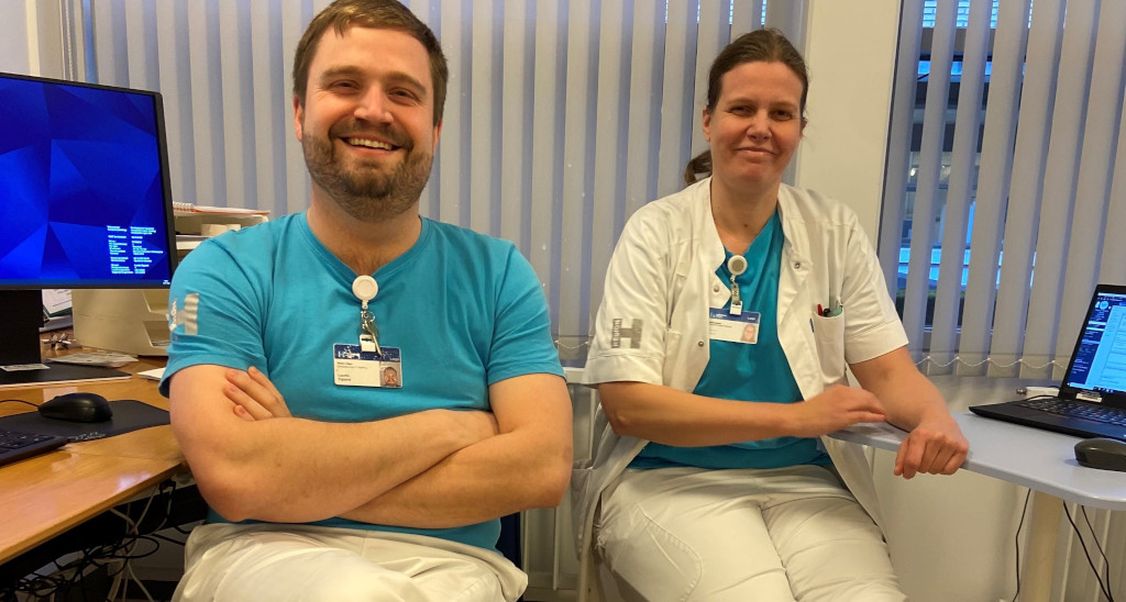 To læger sidder sammen i et ambulatorie
