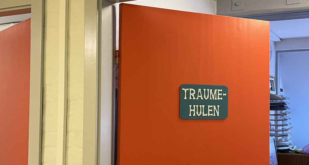 Dør ind til et kontor med skilt hvorpå der står Traumehulen